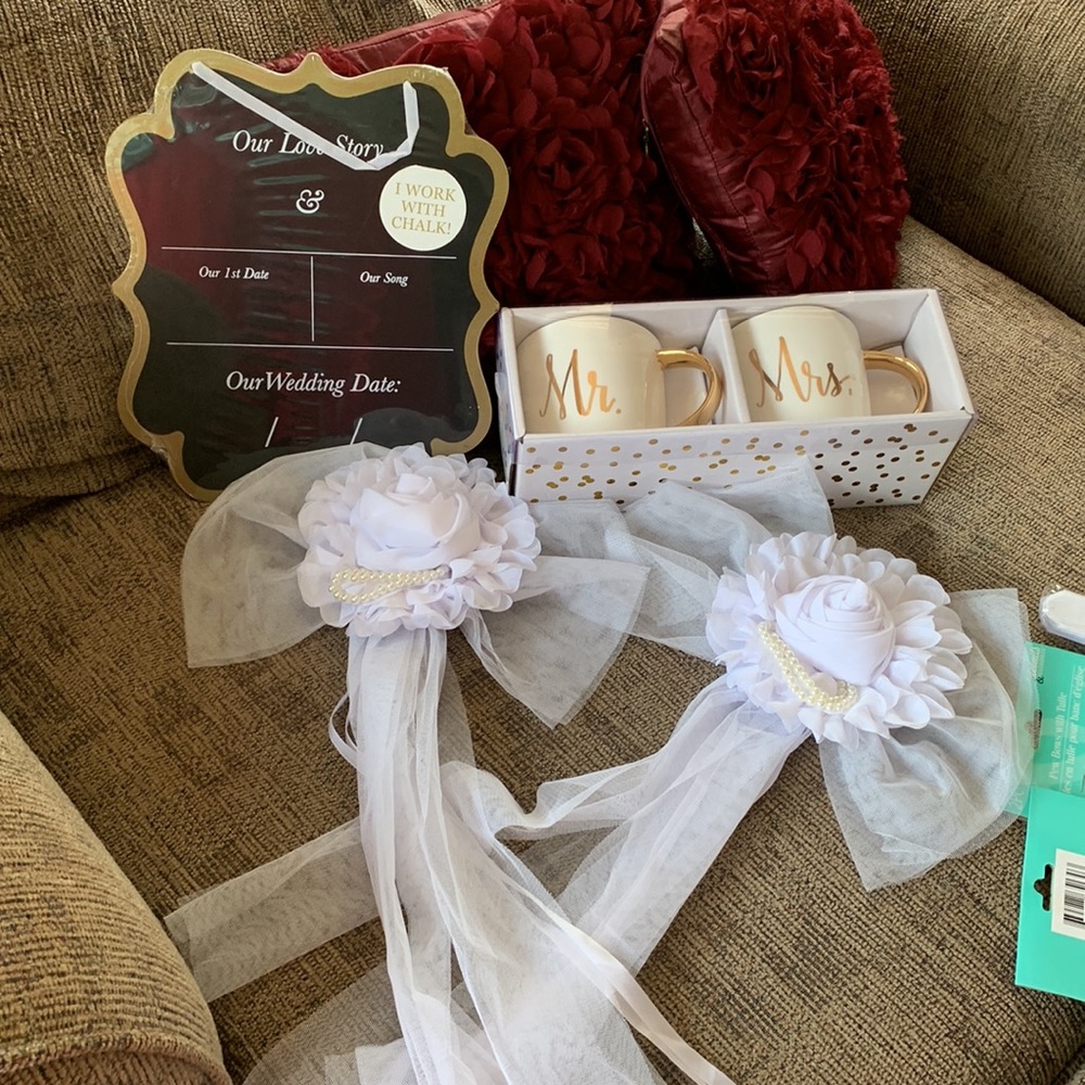 Wedding decorations,Mr. & Mrs. Mugs, hanging bows,tablecloths,rings, plaque - Picture 10 of 13